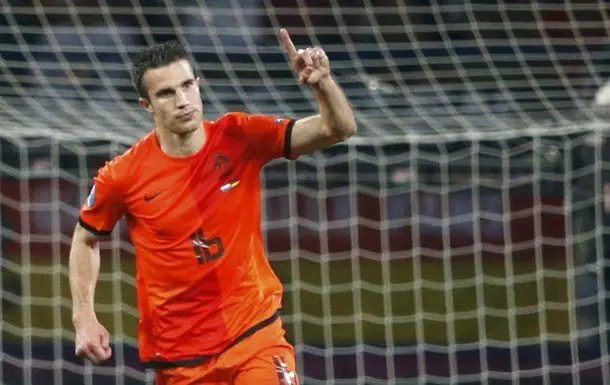 Arsenal have no intentions to sell Van Persie to Manchester United